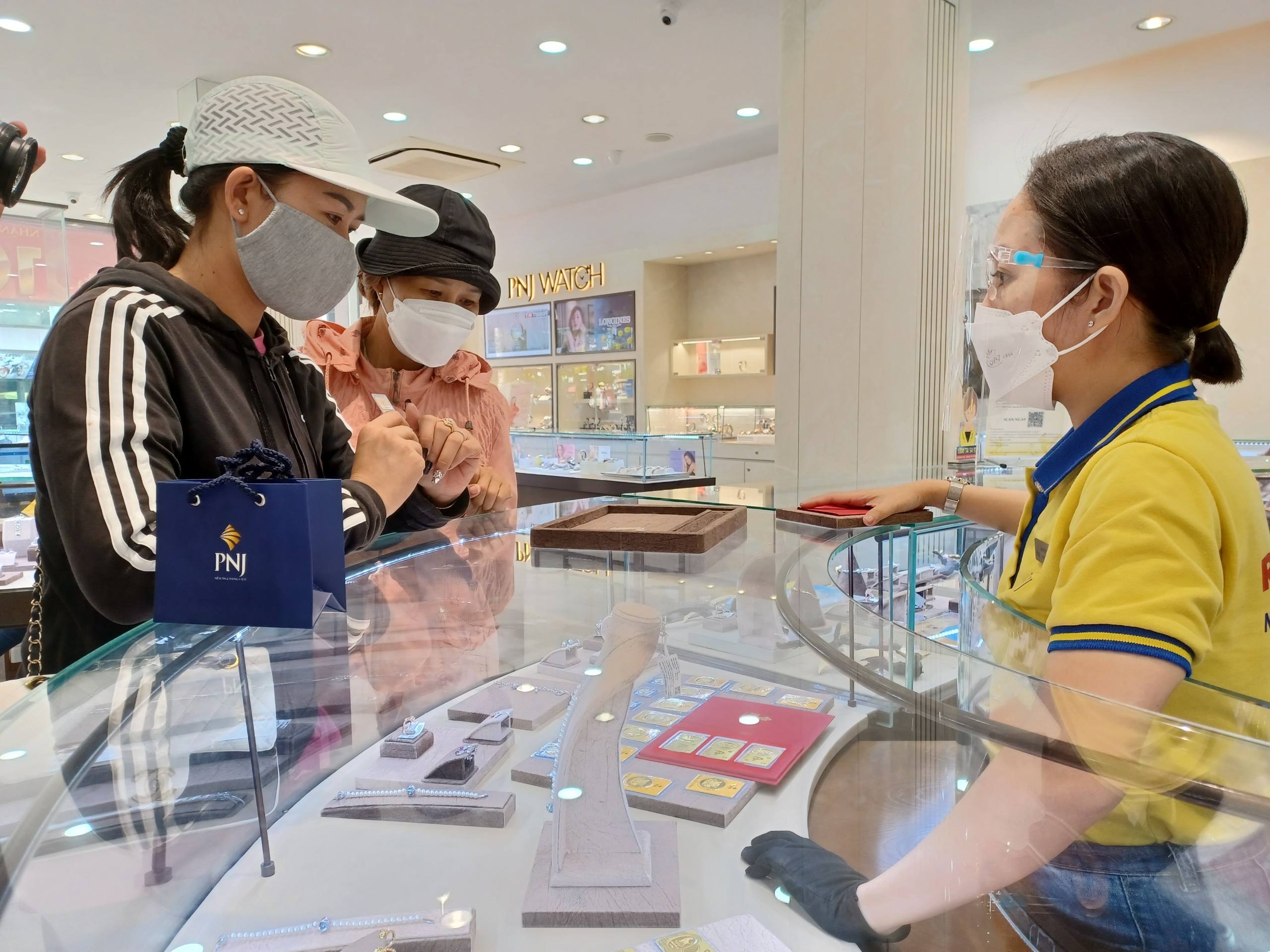 Người dân mua vàng tại cửa hàng PNJ Center Bà Rịa chiều mùng 10 tháng Giêng.