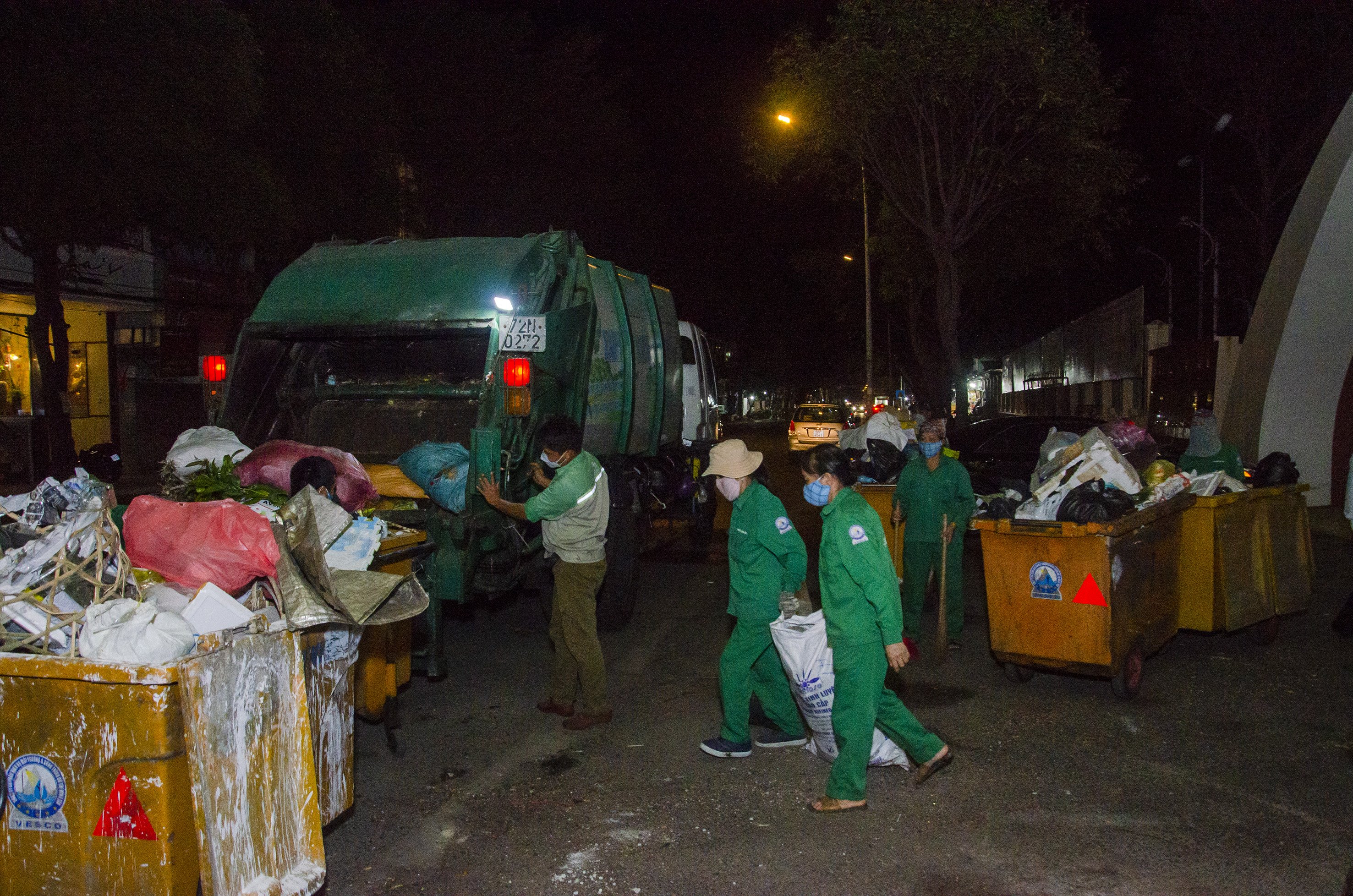  Công nhân vệ sinh môi trường VESCO làm việc suốt đêm trong những ngày Tết vừa qua.