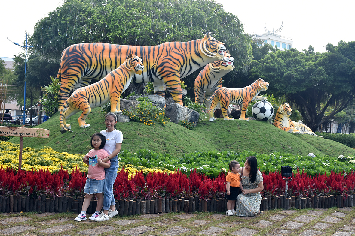 Người dân, du khách thích thú chụp ảnh với đại cảnh gia đình hổ - con giáp năm 2022 tại đường hoa TP. Vũng Tàu. Ảnh Quang Vinh