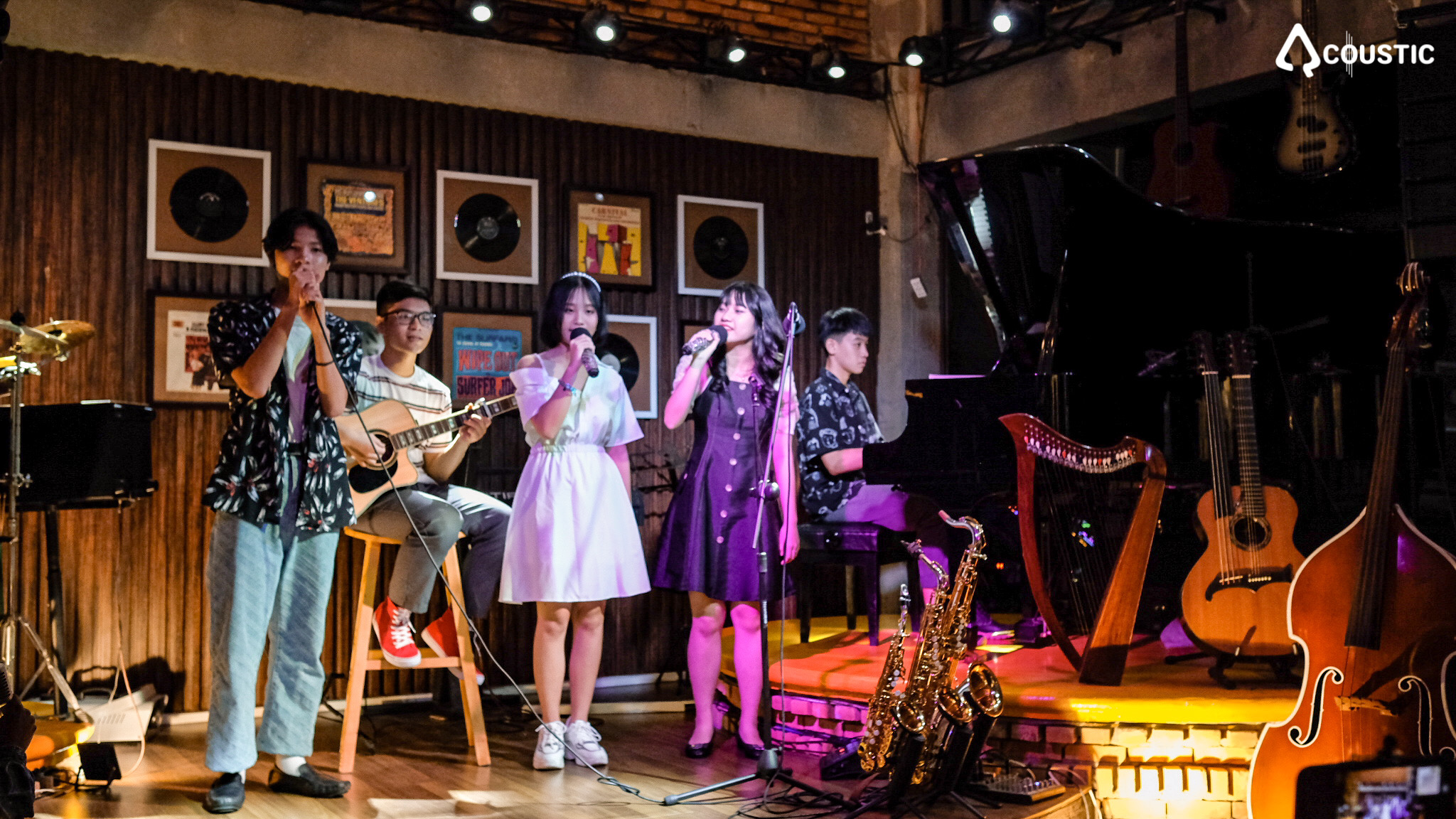 Các thành viên Lê Quý Đôn Acoustic Club biểu diễn trong đêm nhạc “Sing & Share 3” tại sân khấu Art Mio - 11 Lê Văn Tám, phường 1, TP. Vũng Tàu vào tối 22/1.