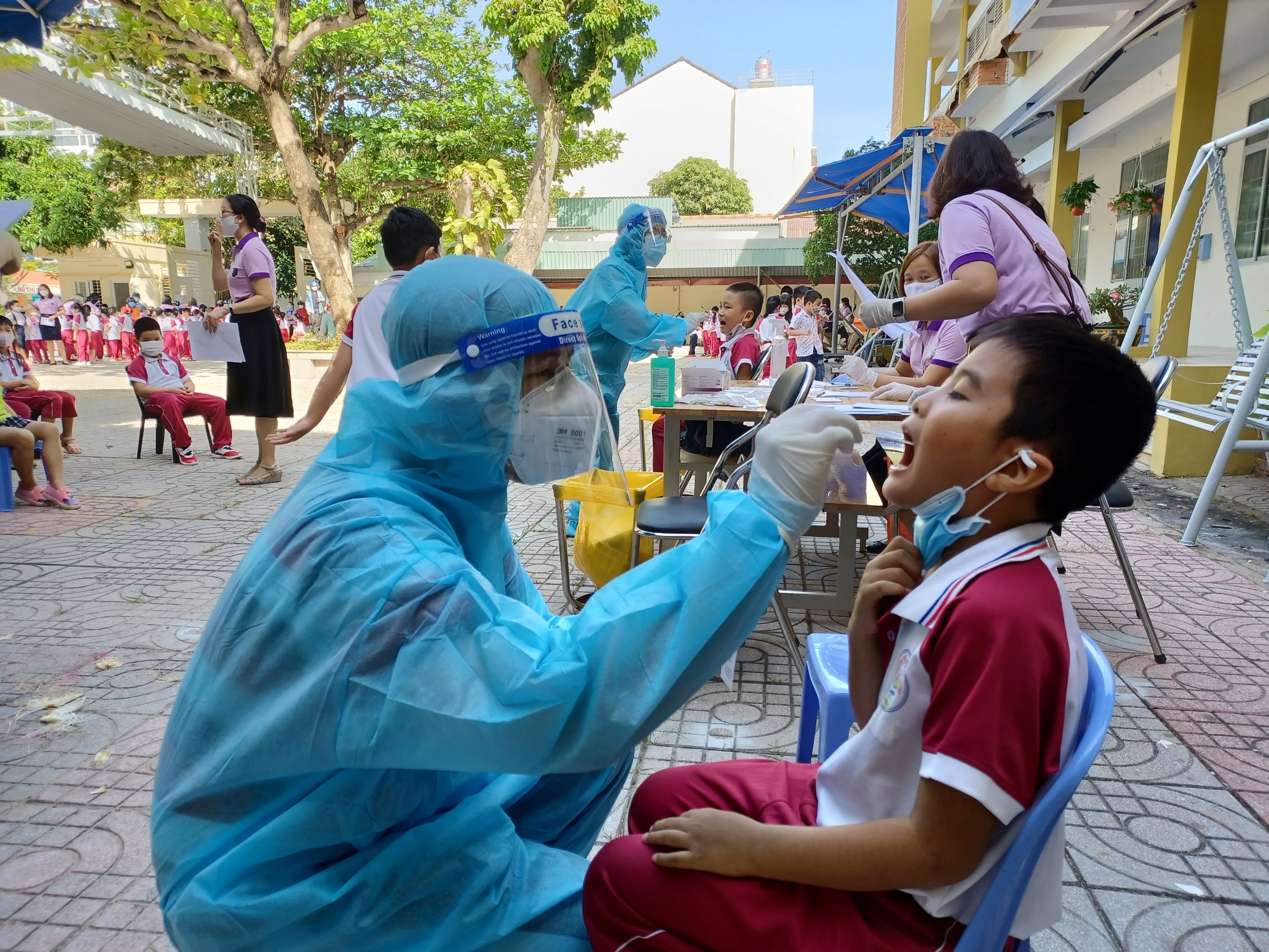 HS Trường TH Quang Trung (TP. Vũng Tàu) xét nghiệm nhanh COVID-19 trước khi đến trường học tập. Ảnh: VÂN ANH