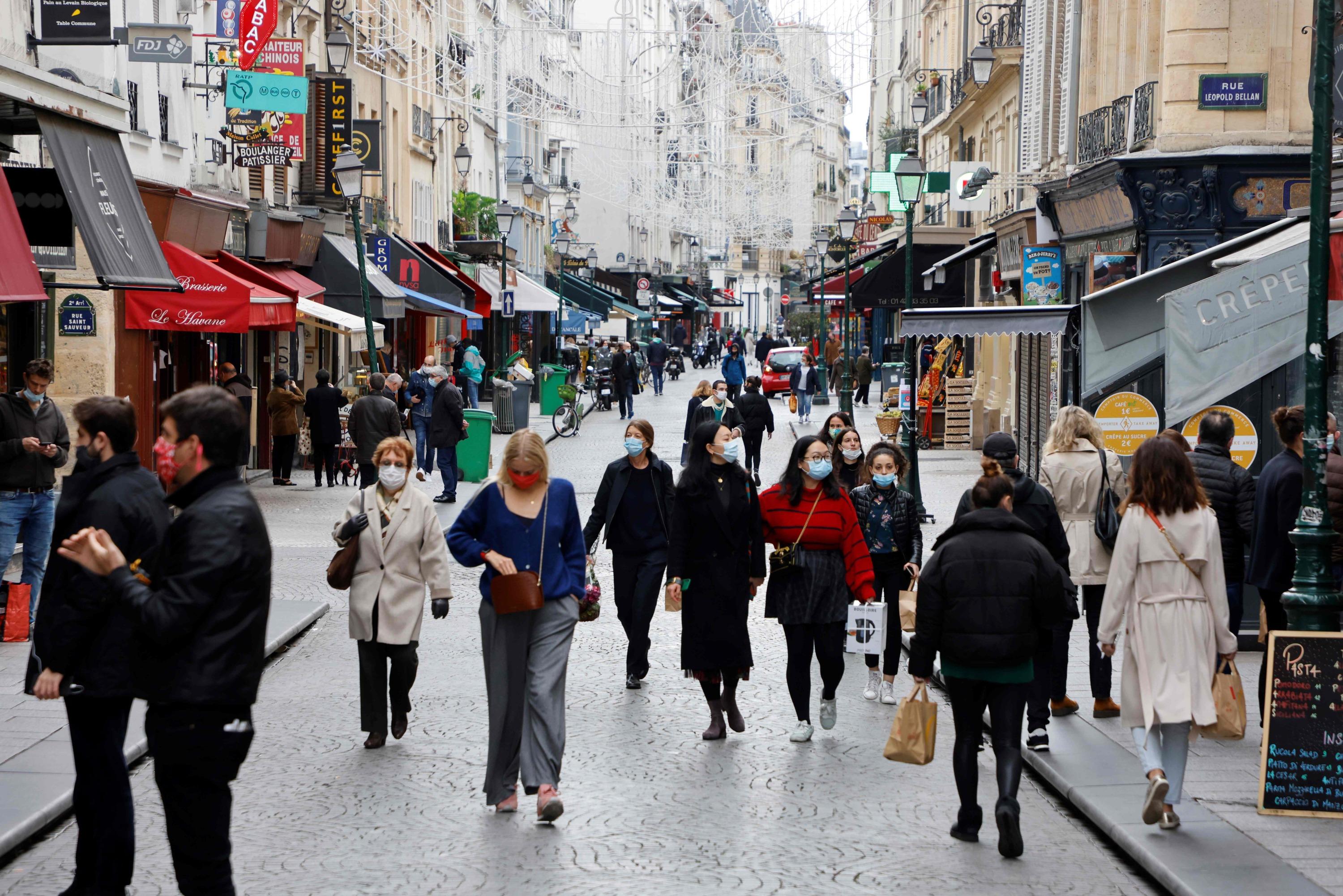 Người dân đeo khẩu trang phòng dịch COVID-19 tại Paris, Pháp.