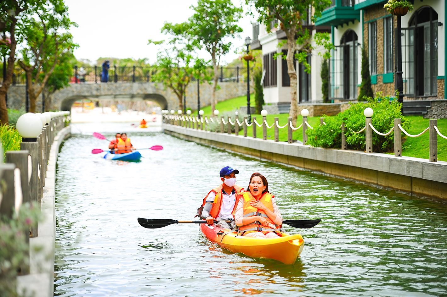 Hồ Tràm đang hội tụ nhiều dự án bất động sản nghỉ dưỡng cao cấp. Trong ảnh: Du khách chèo thuyền kayak tham quan khuôn viên The Tropicana thuộc dự án NovaWorld Hồ Tràm.  