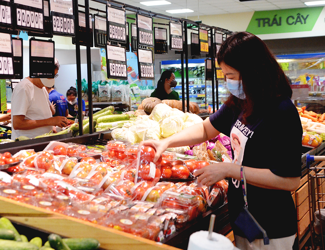 Người dân mua thực phẩm tại Co.op Mart Vũng Tàu.