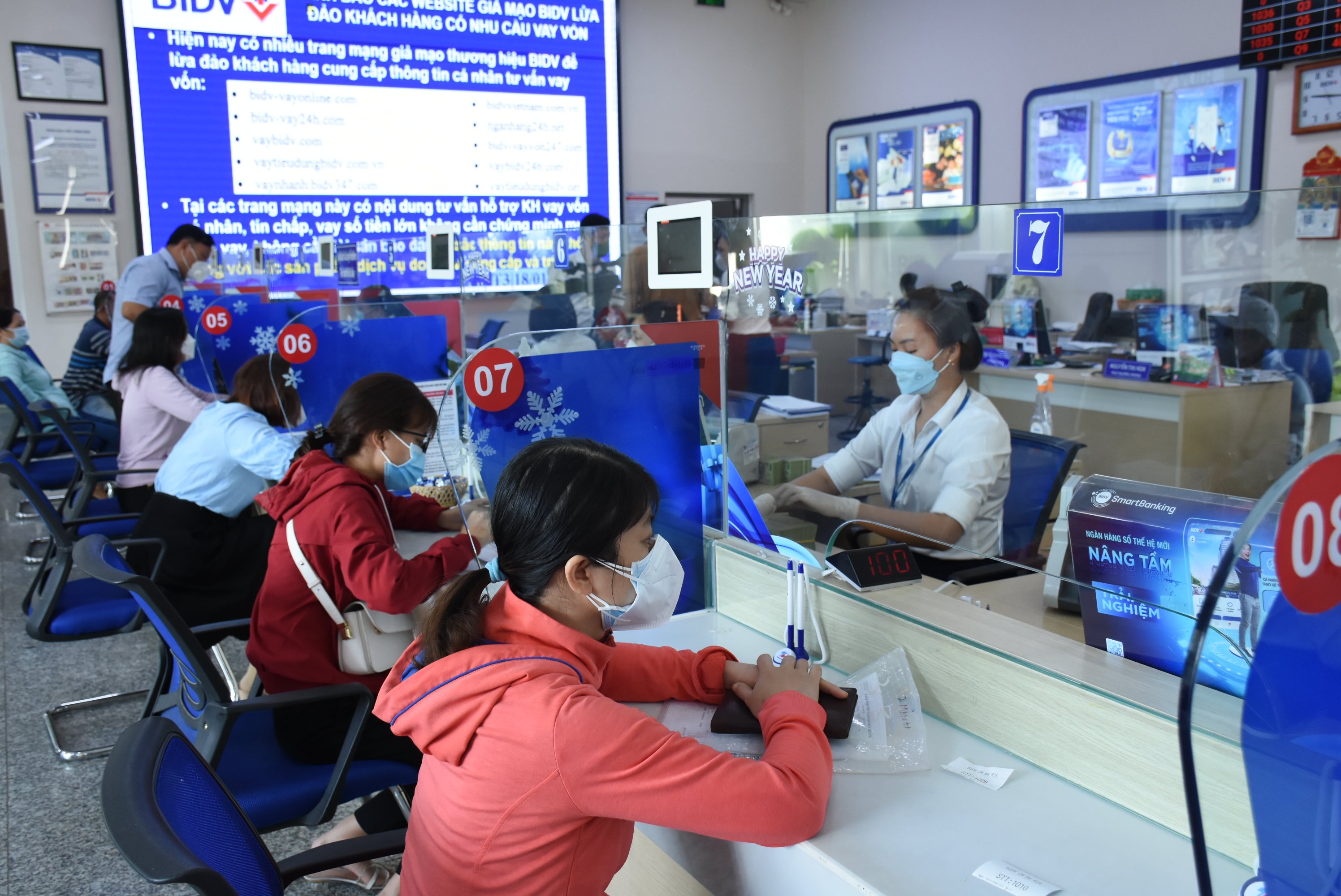 khách hàng giao dịch tại BIDV Bà Rịa.