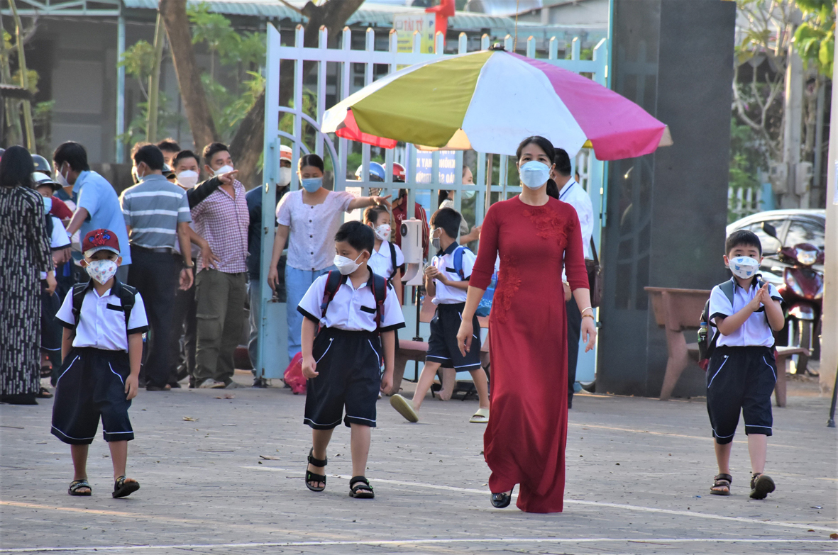 Giáo viên Trường TH Ngãi Giao (huyện Châu Đức) đưa các em HS vào trường học trong ngày đầu đi học lại.