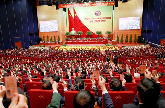 Các đại biểu biểu quyết, thông qua Nghị quyết Đại hội XIII của Đảng.
