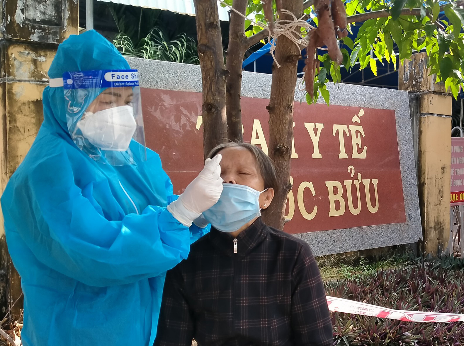 Đội ngũ cán bộ, nhân viên y tế tuyến xã đảm nhiệm rất nhiều công việc trong công tác phòng chống dịch COVID-19. Trong ảnh: Nhân viên y tế lấy mẫu xét nghiệm COVID-19 cho một trường hợp F0 sau điều trị tại Trạm y tế TT.Phước Bửu, huyện Xuyên Mộc. Ảnh: THANH HỒNG