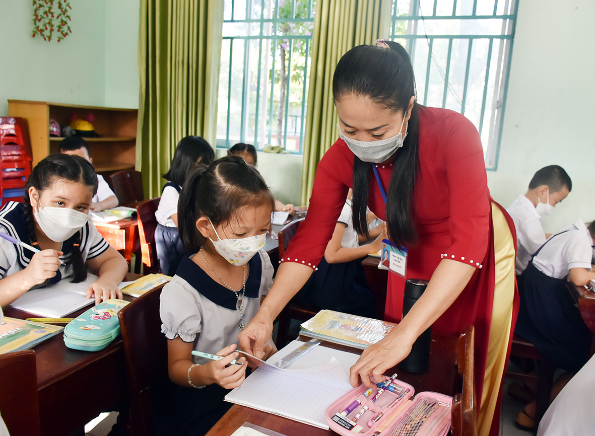 Các giáo viên đều cho rằng, việc HS trở lại học trực tiếp sẽ giúp thầy cô tương tác tốt hơn với các em, qua đó nâng cao chất lượng tiếp thu bài học, nhất là các khối 1,2. Ảnh: QUANG VINH
