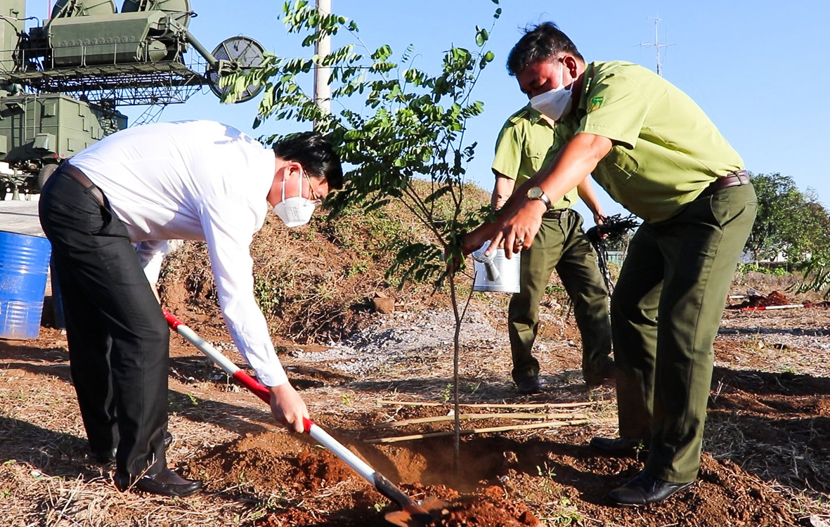 Ông Nguyễn Công Vinh, Phó Chủ tịch UBND tỉnh (bên trái) trồng cây tại Tiểu đoàn Tên lửa (xã Phước Long Thọ, huyện Đất Đỏ).