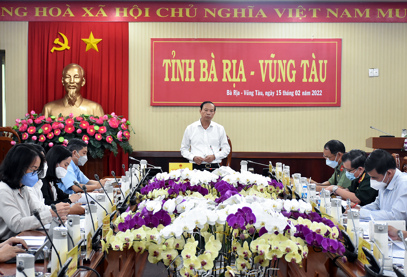 Chủ tịch UBND tỉnh Nguyễn Văn Thọ phát biểu chỉ đạo tại cuộc họp.