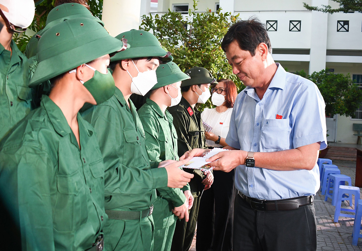 ông Trần Đình Khoa, Ủy viên Ban Thường vụ Tỉnh ủy, Bí thư Thành ủy Vũng Tàu tặng quà, động viên các thanh niên ưu tú chuẩn bị lên đường nhập ngũ.