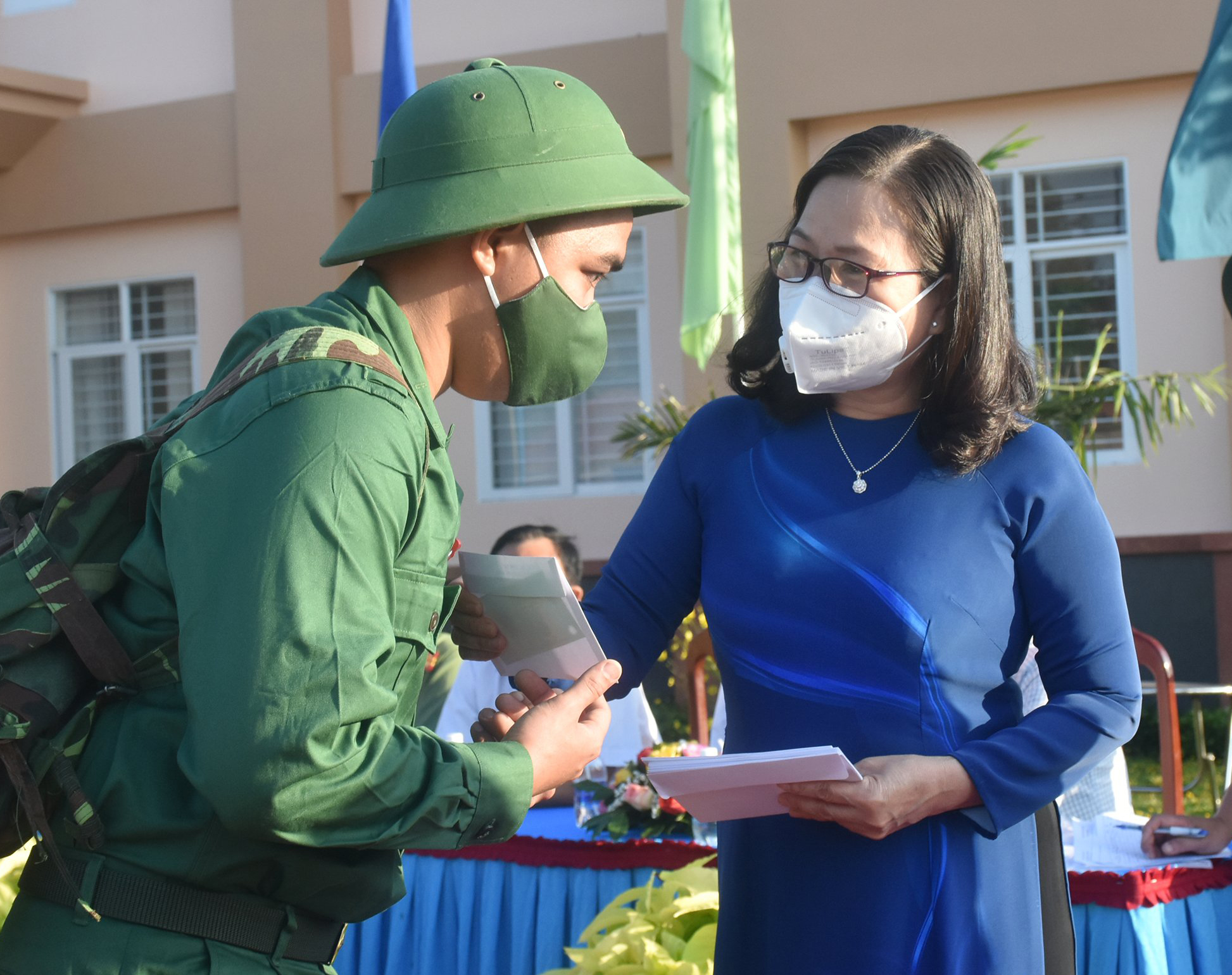 Bà Nguyễn Thị Yến, Phó Bí thư Thường trực Tỉnh ủy, Trưởng Đoàn ĐBQH tỉnh tặng quà, động viên chiến sĩ mới TP. Bà Rịa lên đường nhập ngũ. Ảnh: VĂN ANH.