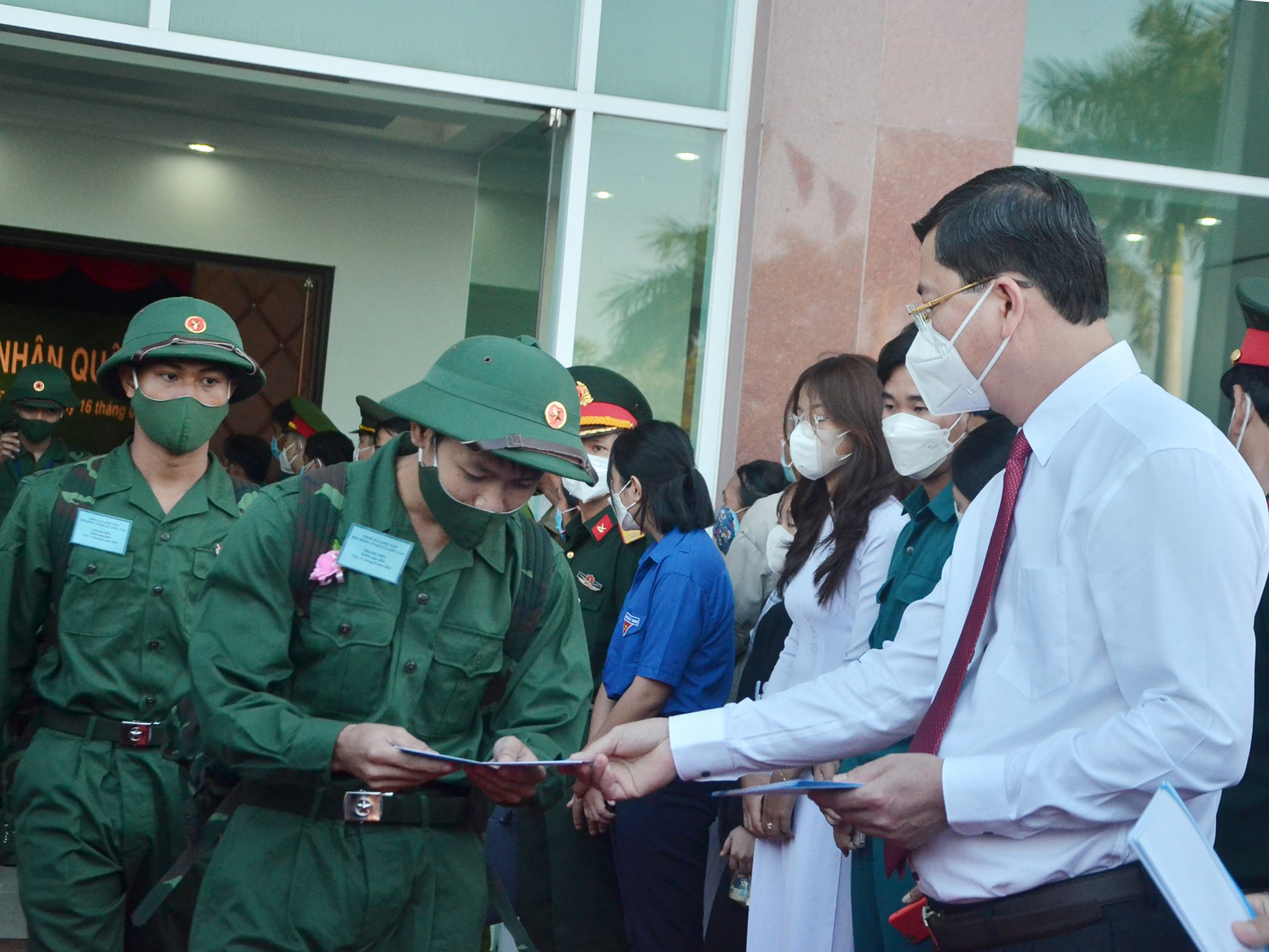 Ông Nguyễn Công Vinh, Phó Chủ tịch UBND tỉnh tặng quà, động viên tân binh huyện Đất Đỏ. Ảnh: VÂN ANH.