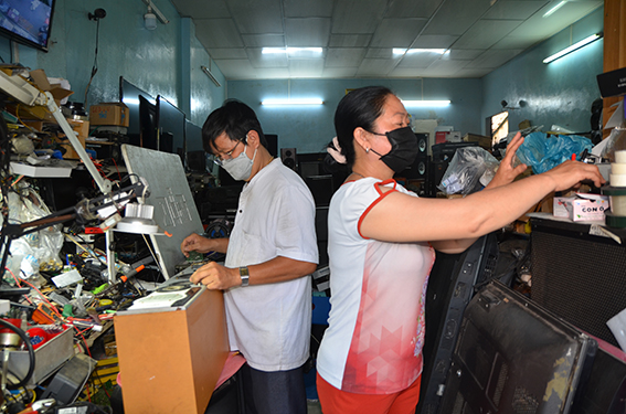 Vợ chồng chị Huỳnh Thị Mai mở tiệm sửa chữa internet tại 20, Nguyễn An Ninh, TP. Vũng Tàu nhờ nguồn vốn vay ưu đãi từ Ngân hàng CS-XH thành phố.