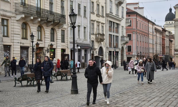 Người dân đi dọc con phố ở trung tâm Lviv (Ukraine).