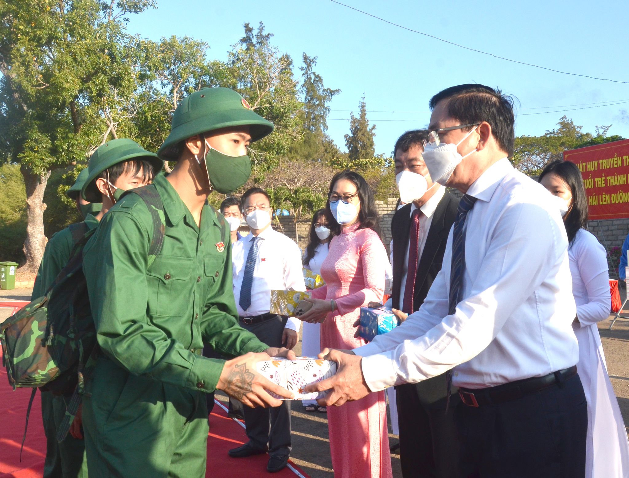 Ông Phạm Viết Thanh (bìa phải), Ủy viên Trung ương Đảng, Bí thư Tỉnh ủy, Chủ tịch HĐND tỉnh tặng quà cho thanh niên TP.Vũng Tàu trước khi lên đường nhập ngũ. Ảnh: MINH NHÂN