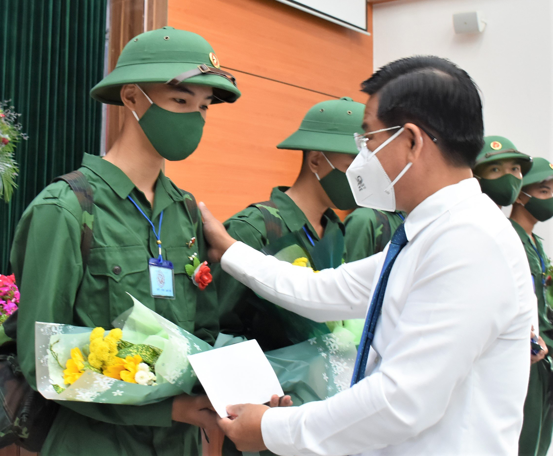 Ông Bùi Chí Thành, Ủy viên Ban Thường vụ Tỉnh ủy, Chủ tịch UBMTTQVN tỉnh tặng quà, động viên tân binh huyện Xuyên Mộc. Ảnh: NGỌC BÍCH