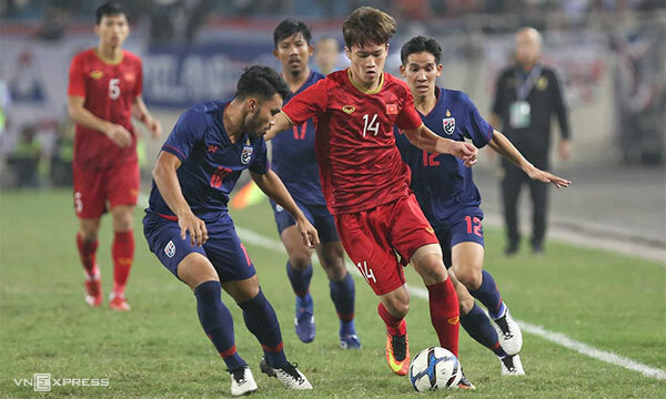 Hoàng Đức (số 14) đi bóng trong trận hoà 2-2 với Thái Lan ở vòng bảng SEA Games 2019.