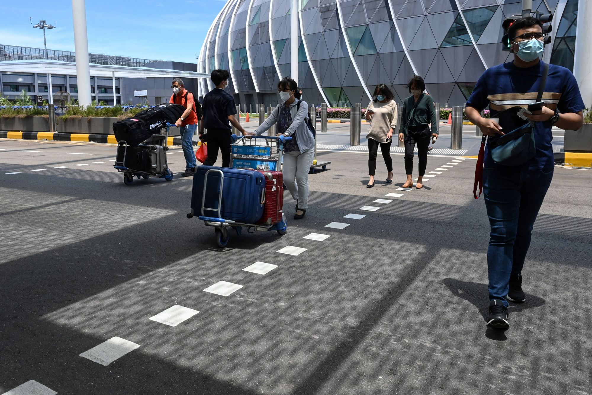 Hành khách đeo khẩu trang phòng dịch COVID-19 tại sân bay quốc tế Changi, Singapore.