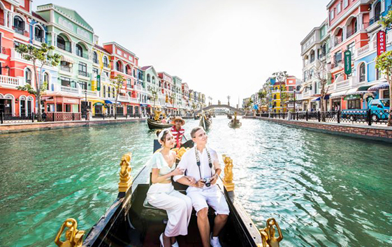 Du khách dạo chơi ngoạn cảnh “kênh đào Venice” tại Grand World (Phú Quốc).