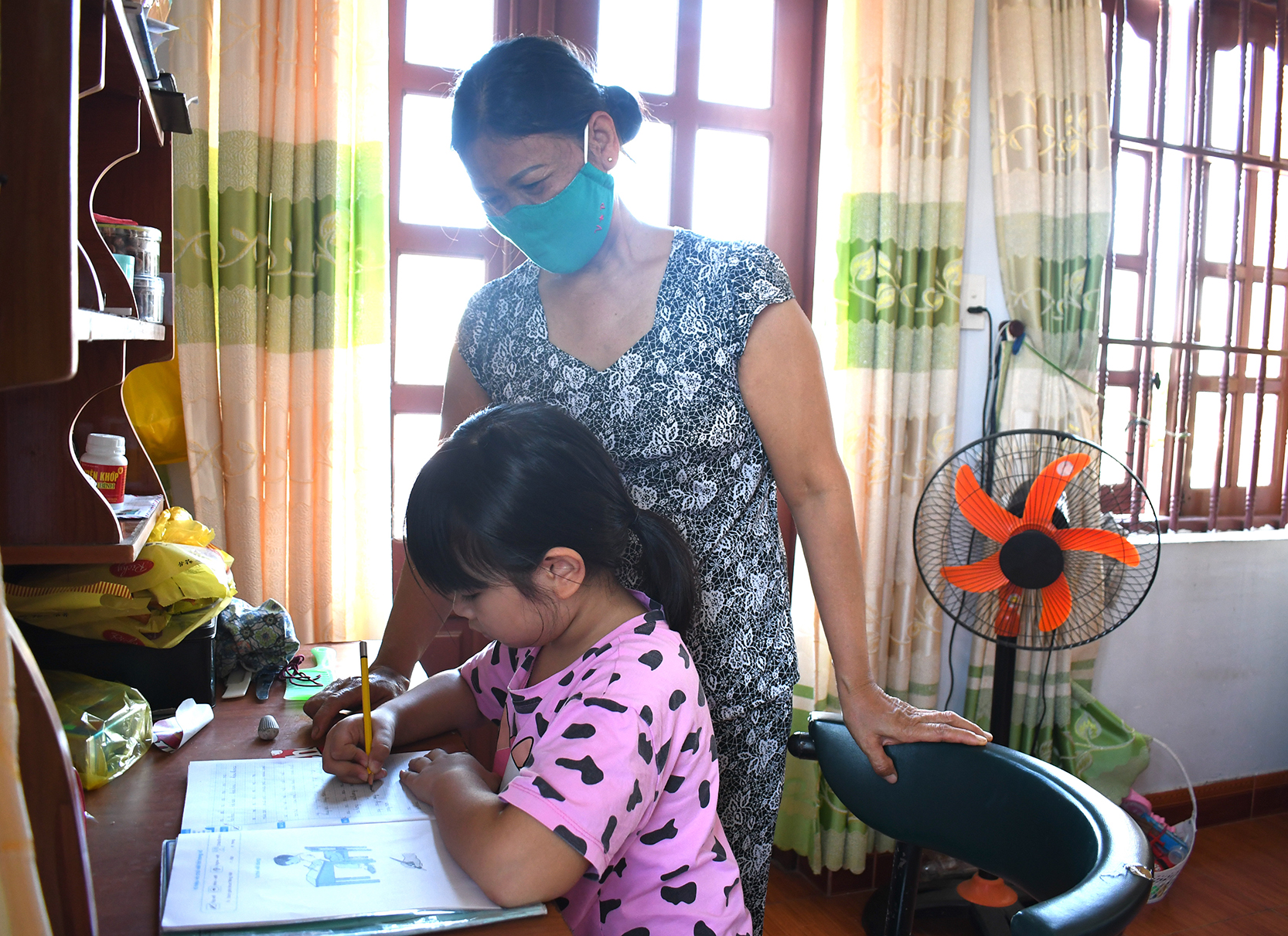 Bà Ngô Thị Ngoan (56 tuổi, ngụ 36/10 đường Bến Nôm, phường Rạch Dừa, TP. Vũng Tàu)  an nhàn khi được hưởng lương hưu sau khi đóng BHXH tự nguyện.