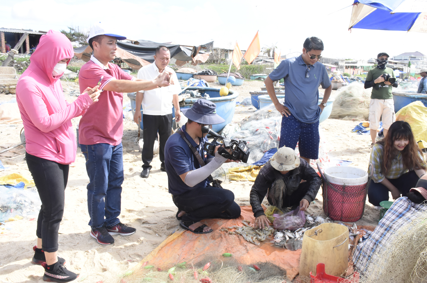 Ông Phạm Ngọc Hải, Chủ tịch HHDL (thứ 2, từ trái qua) cùng CLB phóng viên du lịch TP.Hồ Chí Minh khảo sát làng chài Phước Hải.