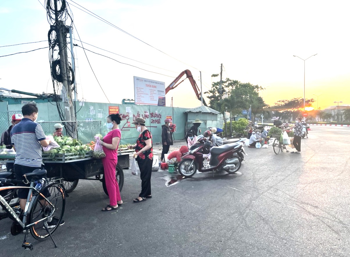 TP. Vũng Tàu sẽ lắp camera và loa phát thanh để nhắc nhở và tiến tới “phạt nguội” vi phạm trật tự đô thị tại 13 điểm buôn bán tự phát trên địa bàn.  Trong ảnh: Điểm buôn bán tự phát tại vòng xoay Nguyễn Hữu Cảnh (phường 10, TP. Vũng Tàu).