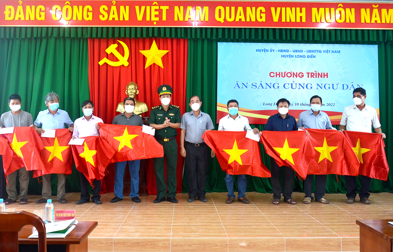 Đại diện Huyện ủy, HĐND, UBND, UBMTTQ Việt Nam huyện Long Điền và Đồn Biên phòng Phước Tỉnh tặng quà, cờ Tổ quốc cho các chủ phương tiện trong chương trình 