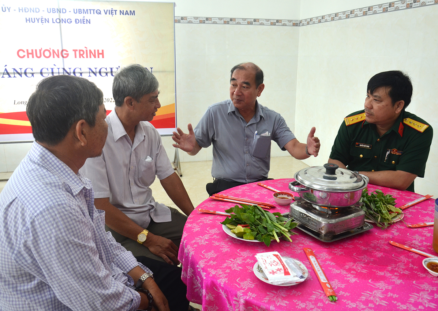 Lãnh đạo Bộ CHQS tỉnh, Bộ Chỉ huy BĐBP tỉnh và UBND huyện Long Điền và các chủ phương tiện trao đổi về tình hình khai thác hải sản trong chương trình 