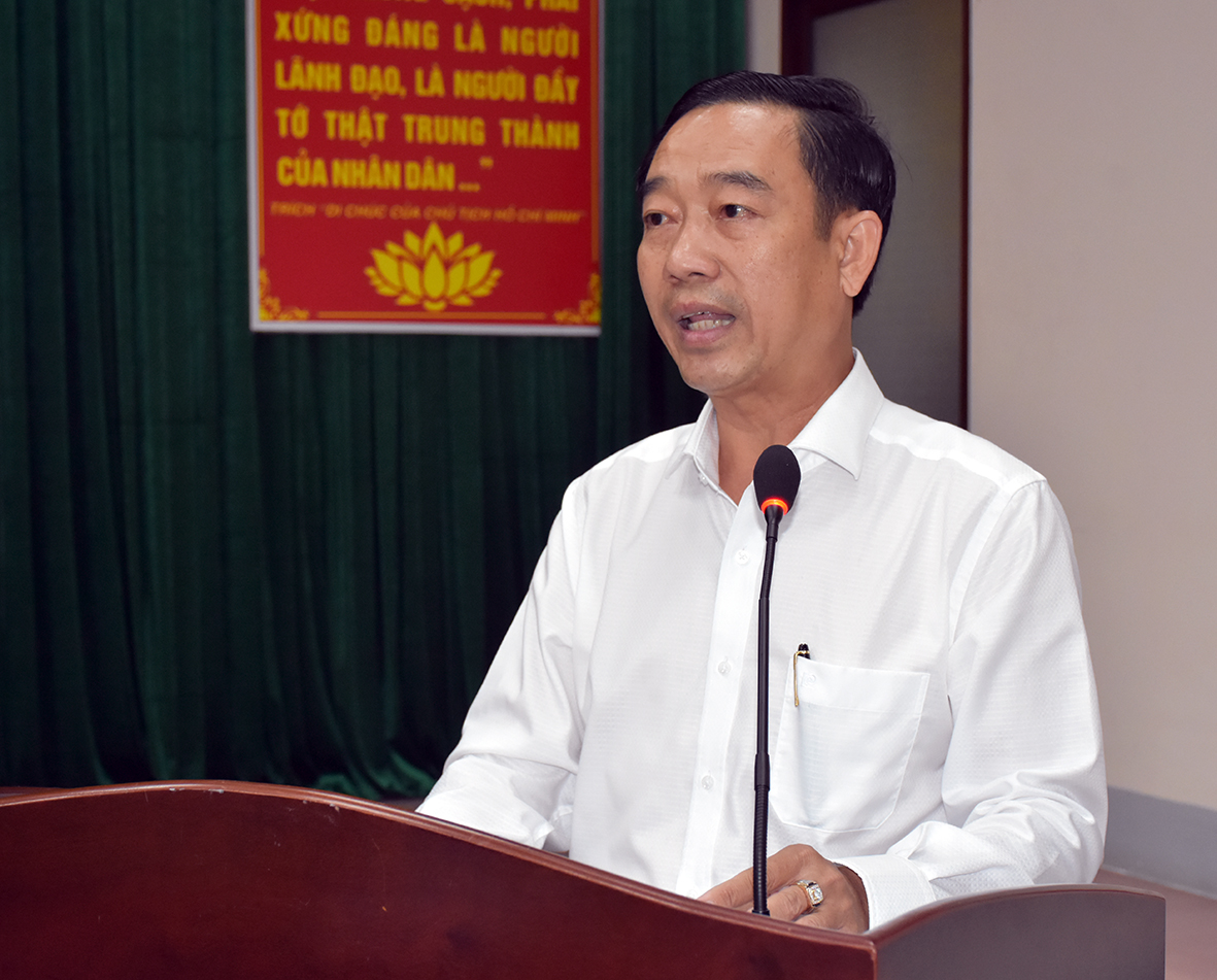 Ông Lê Văn Hòa, Bí thư Huyện ủy Đất Đỏ báo cáo về tình hình thực hiện nhiệm vụ của địa phương năm 2021 và phương hướng, nhiệm vụ trọng tâm năm 2022.
