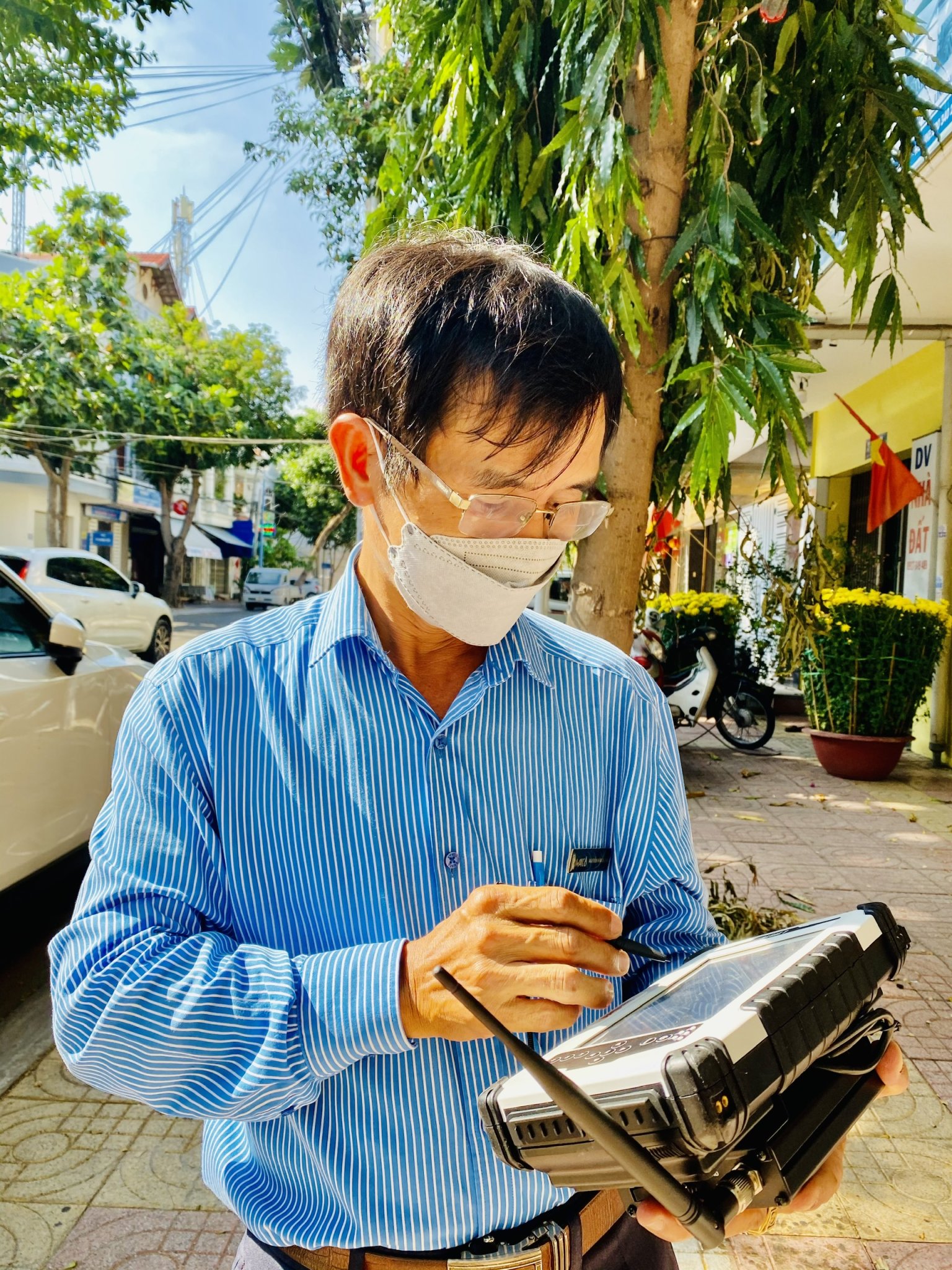 Anh Nguyễn Văn Thanh, Tổ trưởng tổ chống thất thu nước, Xí nghiệp  Cấp nước Vũng Tàu ghi chỉ số nước từ thiết bị đo chỉ số nước thông minh.