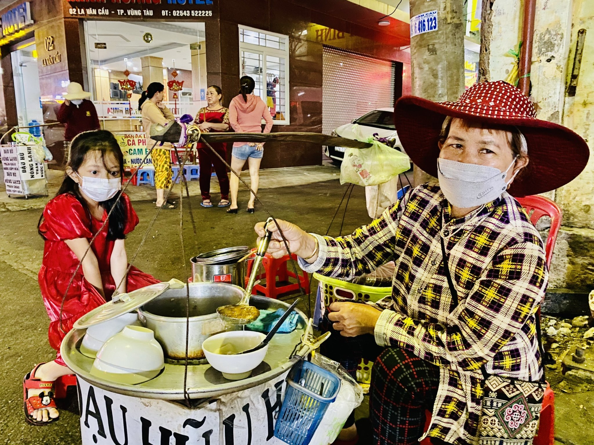 Bà Nguyễn Thị Quy với gánh tàu hũ nóng hơn 10 năm mưu sinh ở Vũng Tàu