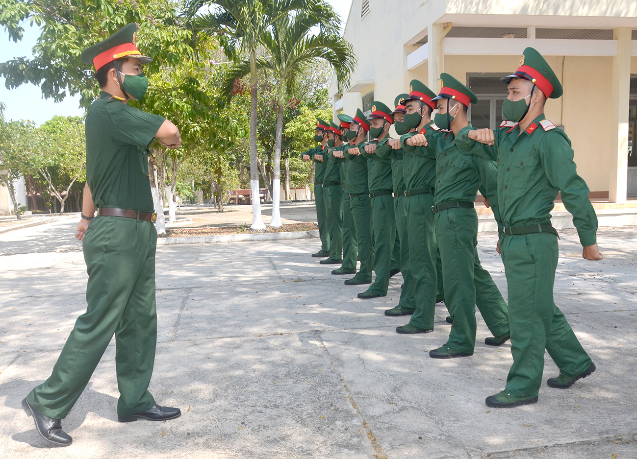 Thiếu úy Nguyễn Khánh Dương (Trung đội trưởng Trung đội 7, Đại đội 3, Tiểu đoàn 440) chỉnh tác phong chào điều lệnh cho chiến sĩ mới.