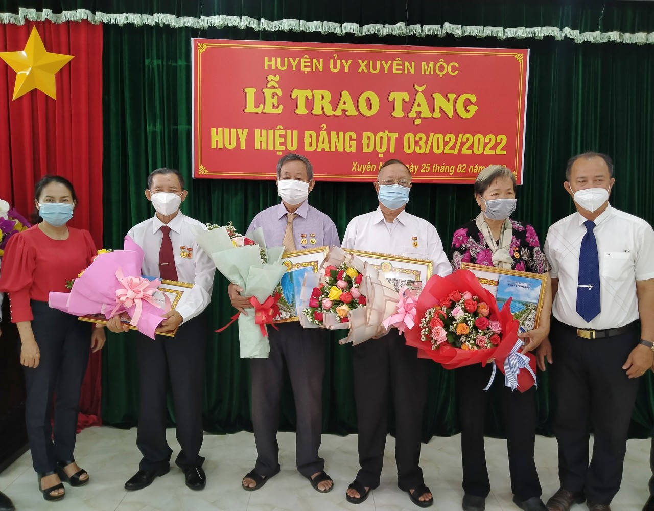 Ông Huỳnh Kim Sơn, Phó Bí thư Thường trực Huyện ủy Xuyên Mộc trao Huy hiệu 50 năm tuổi Đảng cho các đảng viên.