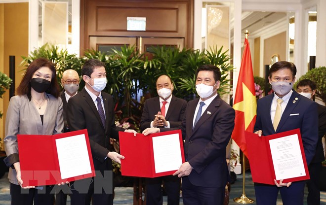 Chủ tịch nước Nguyễn Xuân Phúc chứng kiến việc trao thỏa thuận hợp tác giữa các doanh nghiệp Việt Nam với Tập đoàn Sembcorp.