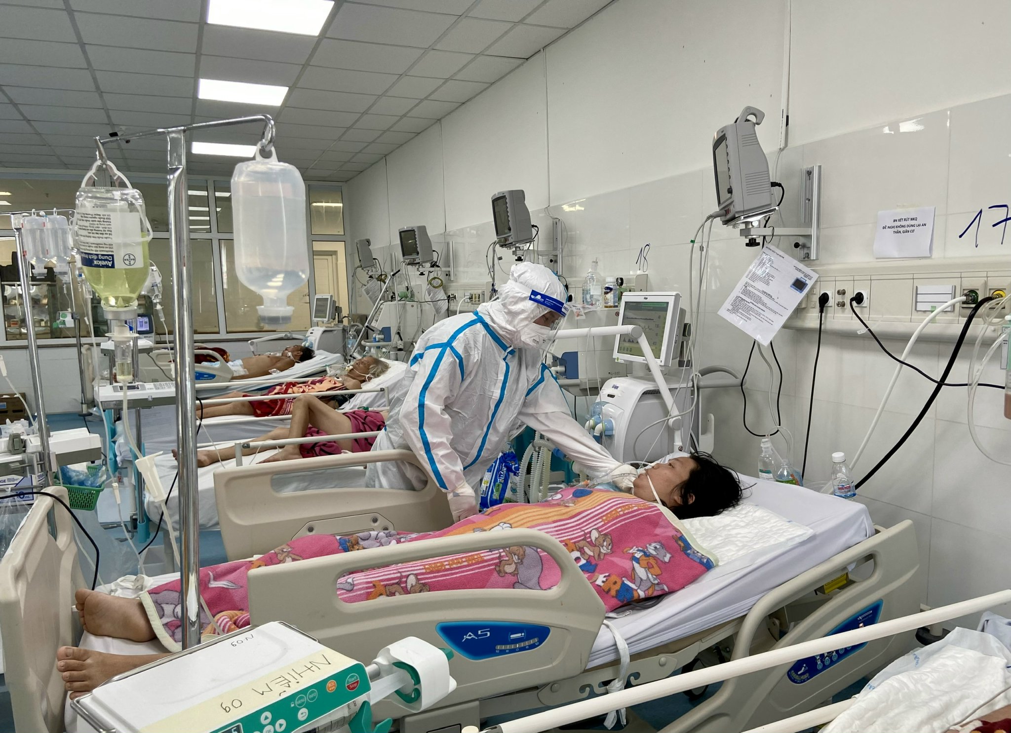 Bác sĩ Nguyễn Văn Lê, Phó Trưởng Khoa Hồi sức tích cực-Chống độc (Bệnh viện Vũng Tàu)  kiểm tra sức khỏe cho bệnh nhân.