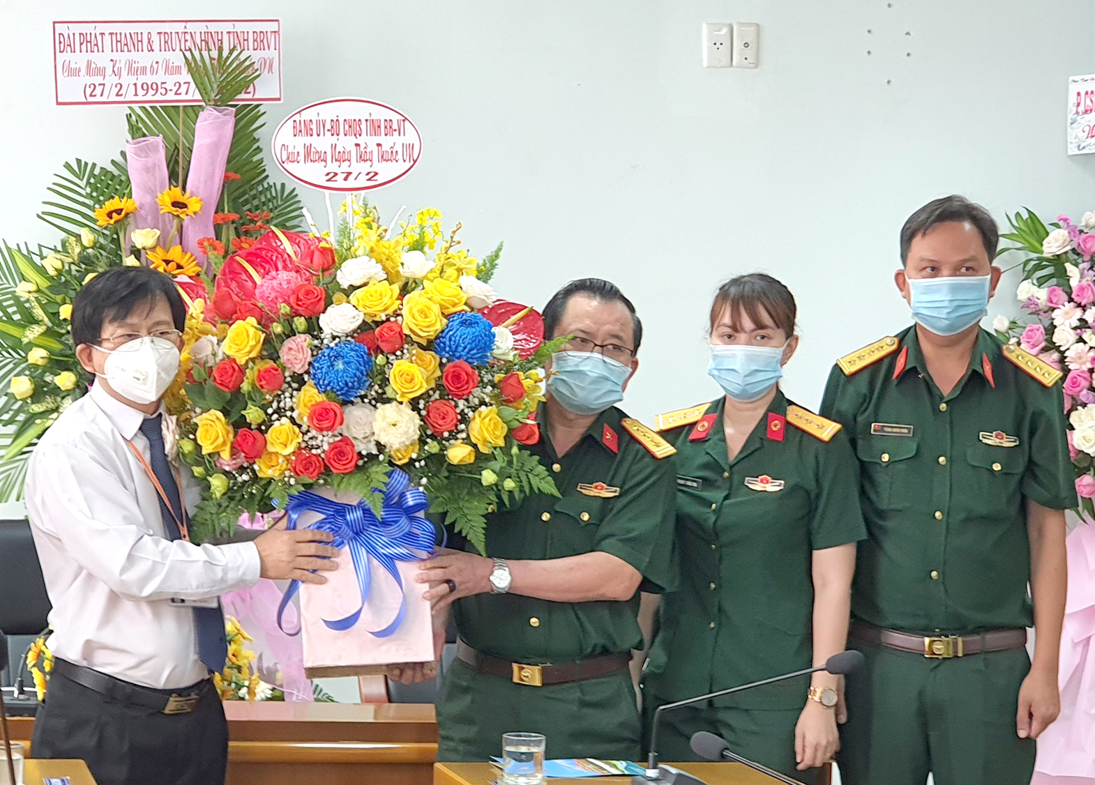 Đại tá Nguyễn Tâm Hùng, Chỉ huy trưởng Bộ CHQS tỉnh thăm, chúc mừng Bệnh viện Bà Rịa.