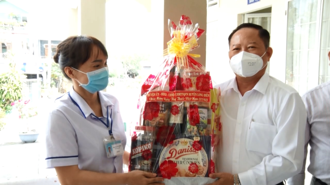 Ông Lê Ngọc Linh, Bí thư huyện ủy Long Điền trao quà cho nhân viên y tế.
