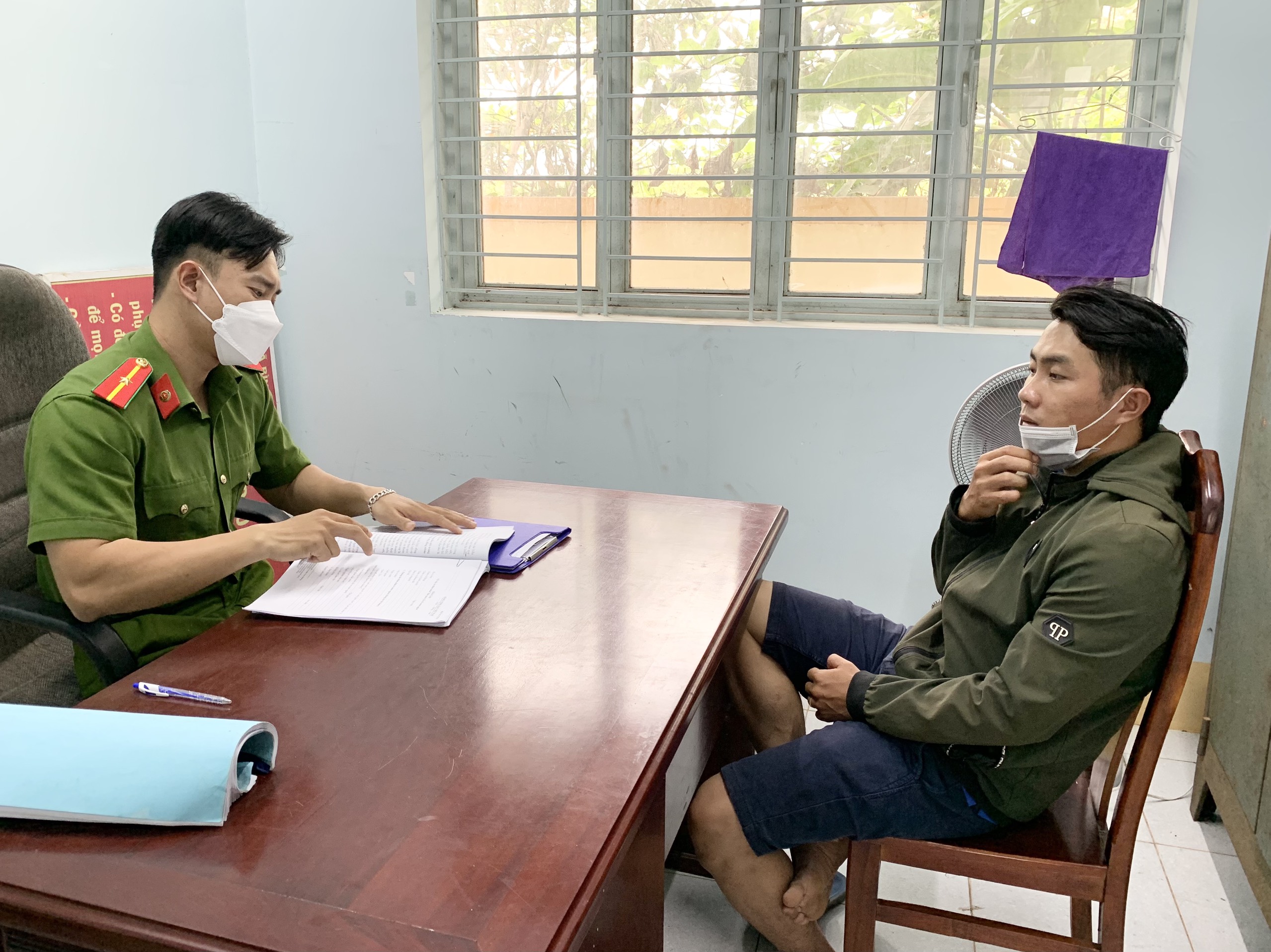 Đậu Văn Tiến (bên phải) tại Công an huyện Châu Đức.jpg