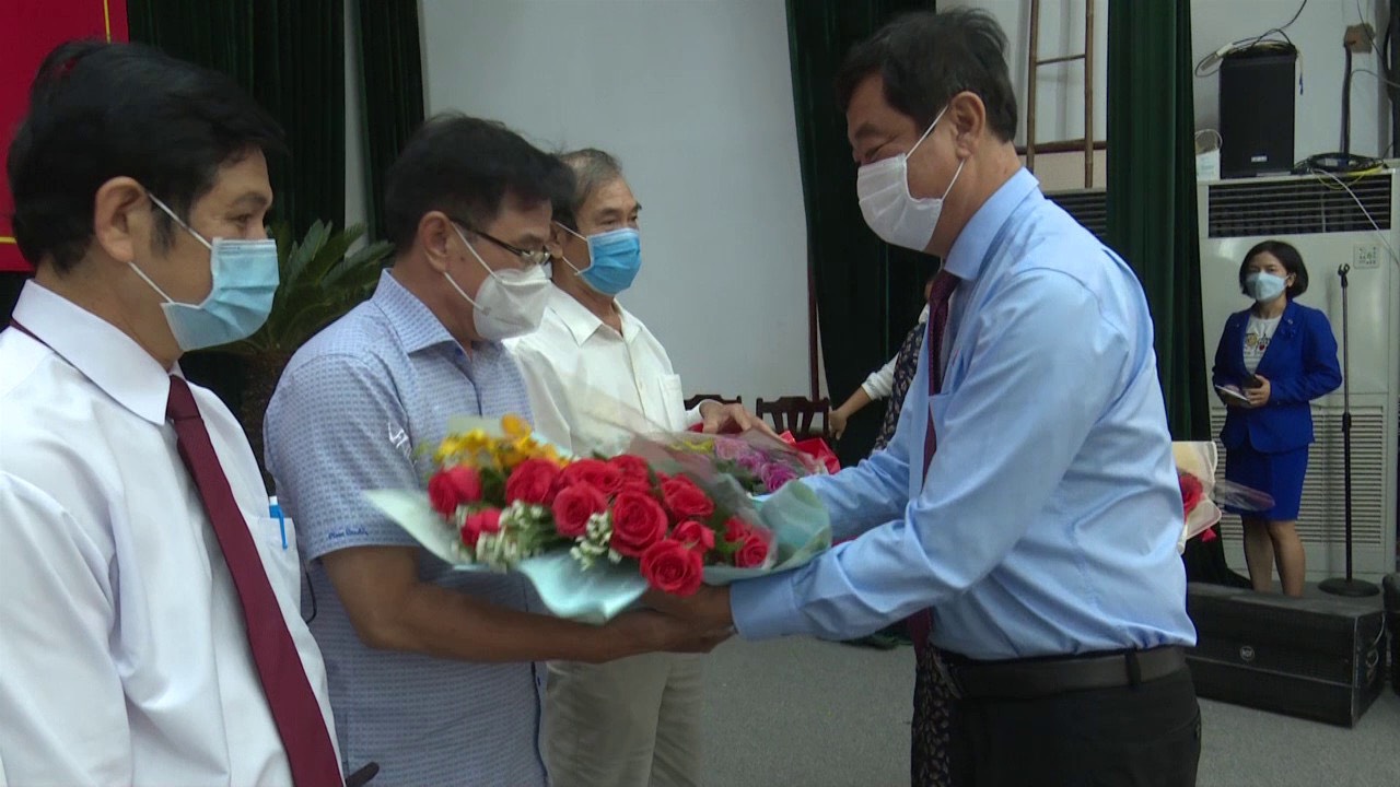 Ông Trần Đình Khoa, Ủy viên Ban Thường vụ Tỉnh ủy, Bí thư Thành ủy Vũng Tàu tặng hoa chúc mừng các y, bác sĩ. 