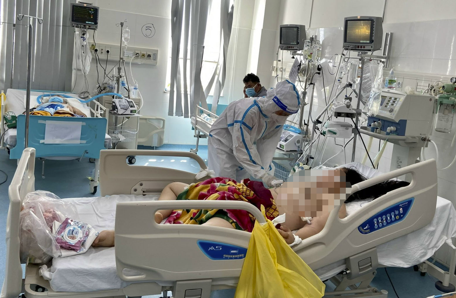 Bác sĩ điều trị bệnh nhân COVID-19 nặng tại Bệnh viện Vũng Tàu.