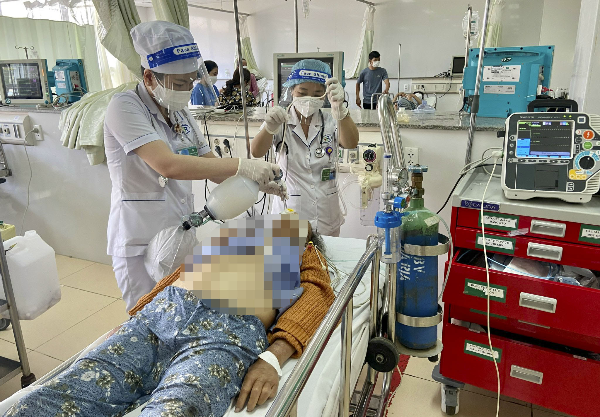 Nhân viên y tế Bệnh viện Bà Rịa cấp cứu cho bệnh nhân.