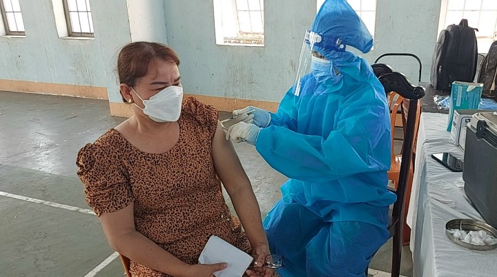 Nhân viên y tế tiêm vắc xin phòng COVID-19 mũi 3 cho người dân tại TTYT huyện Xuyên Mộc. Ảnh: THANH HỒNG