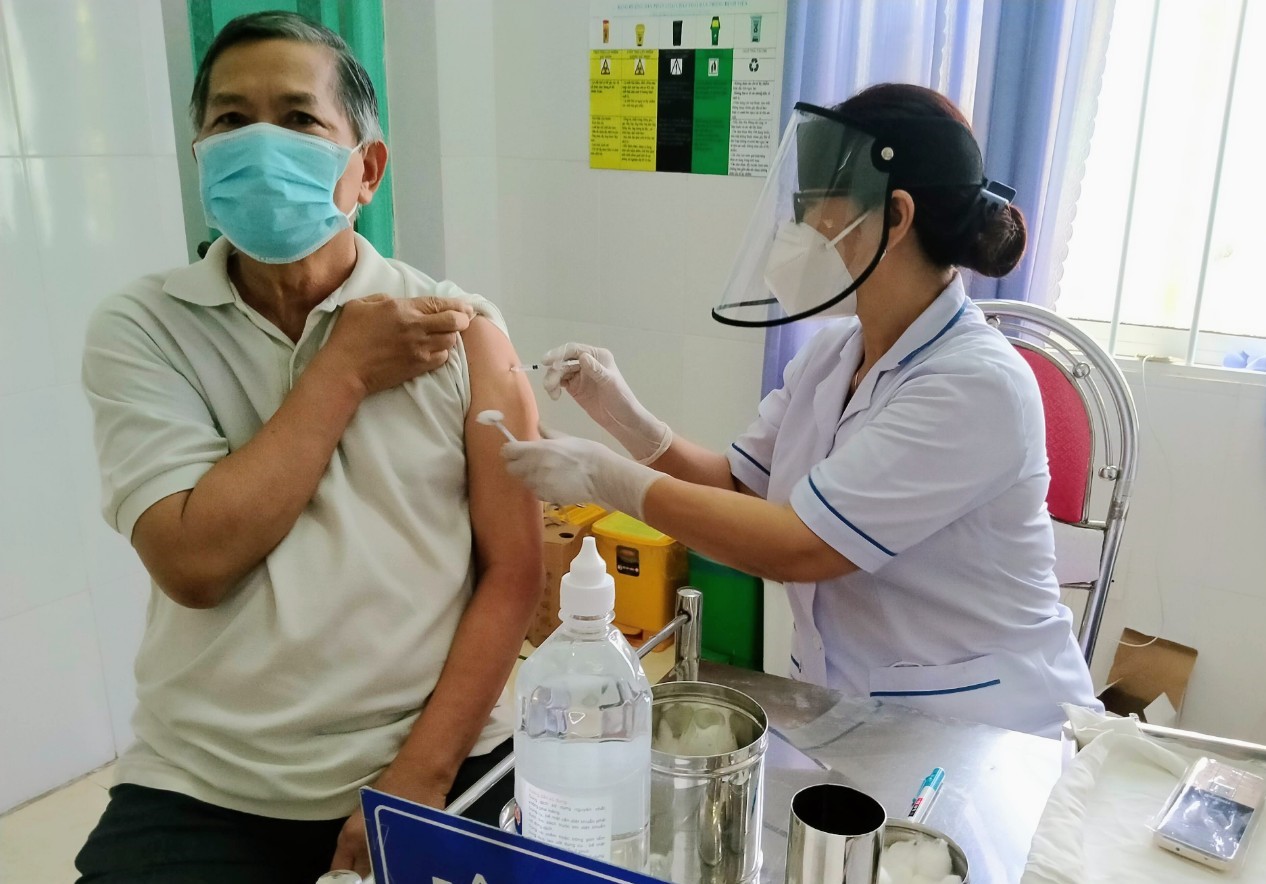 Nhân viên y tế tiêm vắc xin phòng COVID-19 mũi 3 cho người dân tại TT.Phước Bửu, huyện Xuyên Mộc. Ảnh: THANH HỒNG