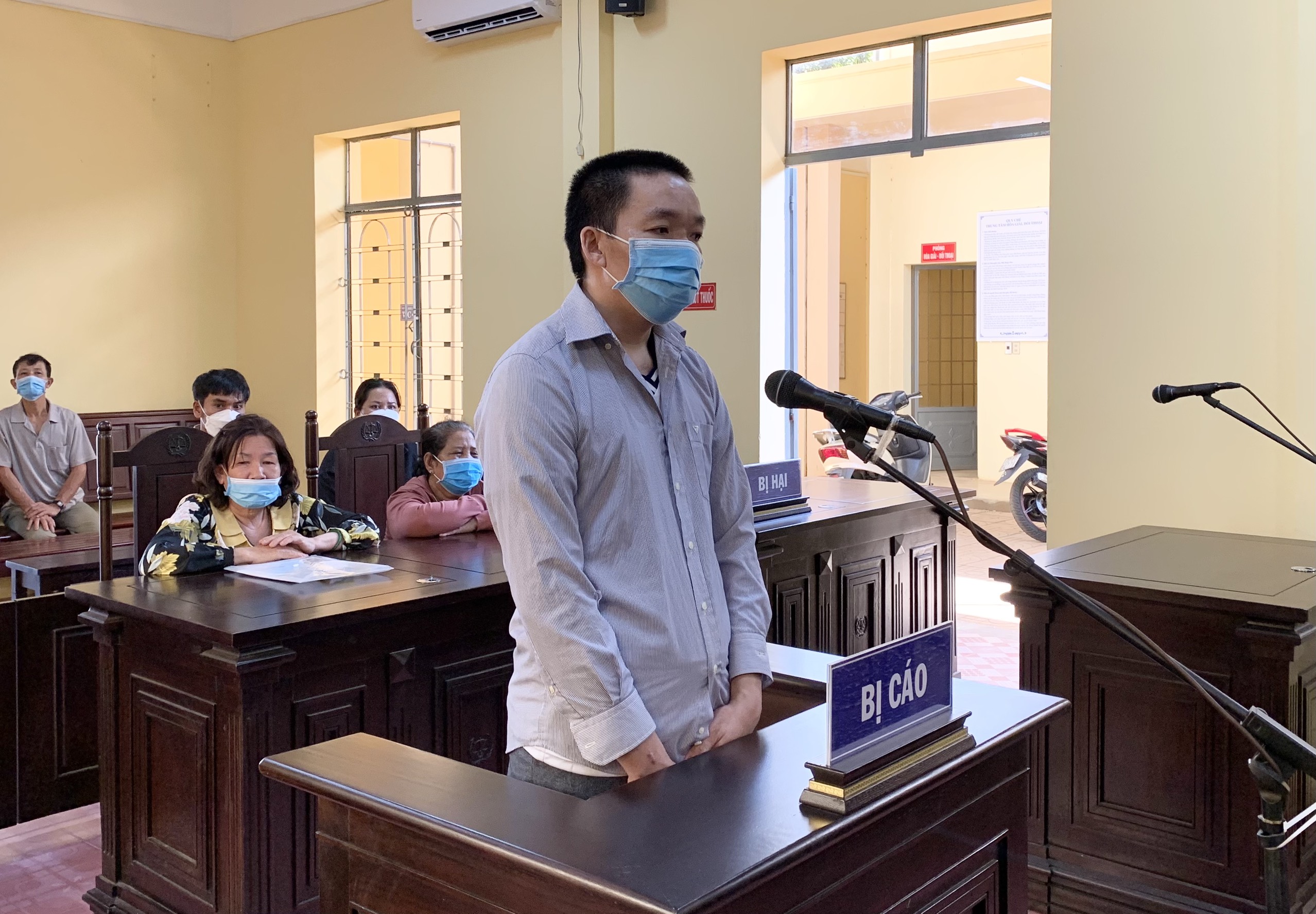 Nông Văn Phong (33 tuổi, KHTT: Xã Đắk Ha, huyện Đắk Glong, tỉnh Đắk Nông) phải chịu 10 năm tù về tội “Cố ý gây thương tích” dẫn đến chết người.