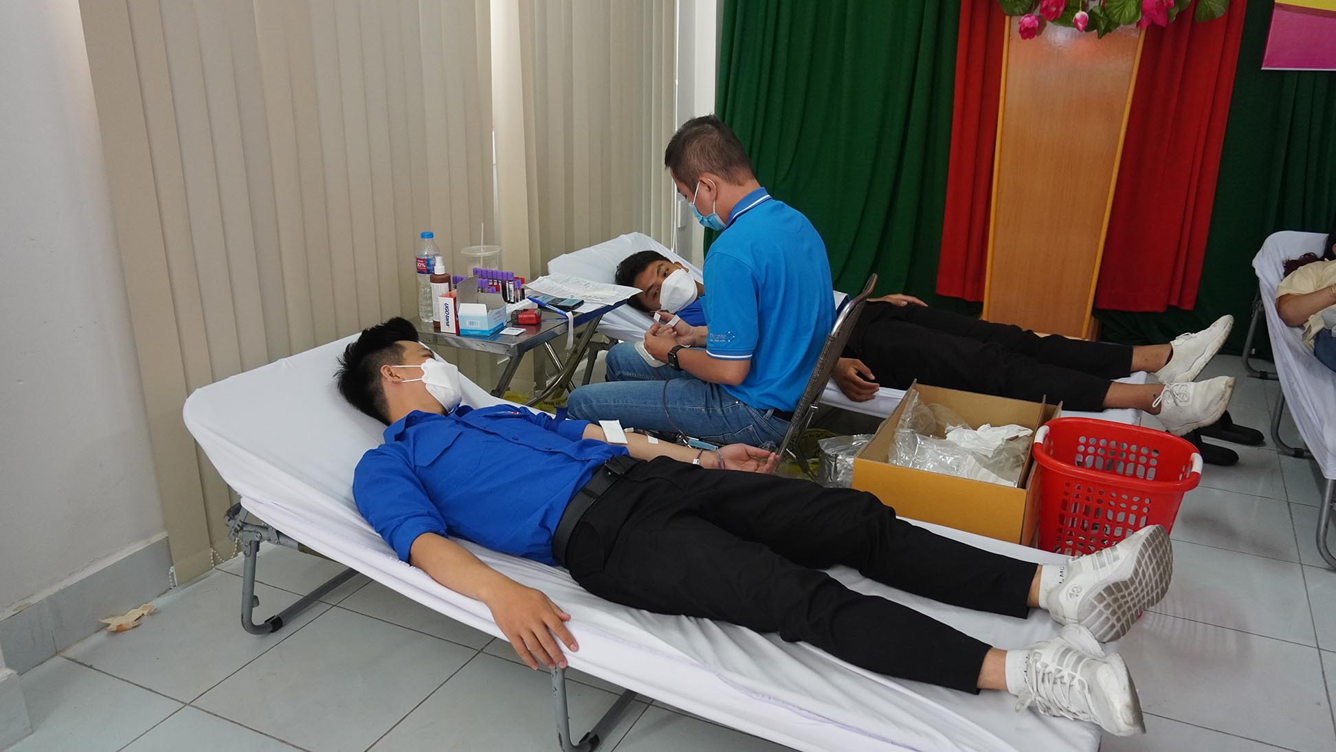 Sinh viên trường ĐH Bà Rịa-Vũng Tàu tham gia hiến máu.