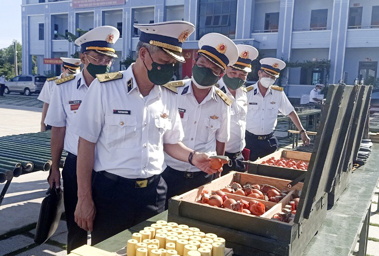 Chuẩn Đô đốc Phạm Mạnh Hùng, Phó Tư lệnh, Tham mưu trưởng Quân chủng Hải quân kiểm tra mô hình học cụ tại Trung tâm Huấn luyện Vùng 2 Hải quân.
