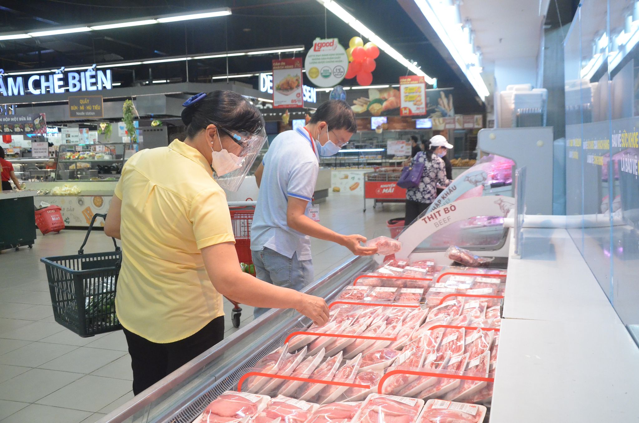Giá xăng dầu tăng liên tục trong thời gian gần đây đã tác động đến giá cả tiêu dùng. Trong ảnh: Người dân mua thịt heo tại Lotte Mart Vũng Tàu.