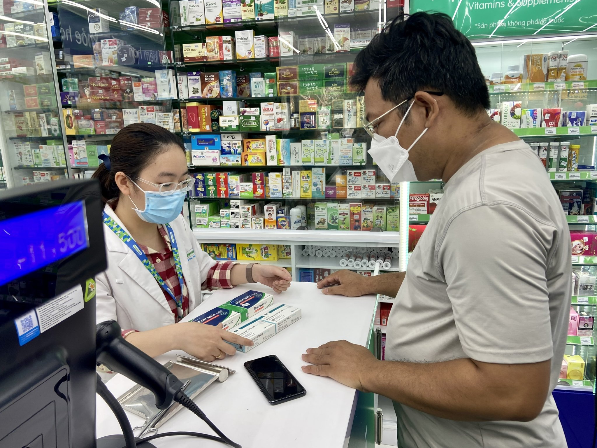 Nhân viên cửa hàng thuốc Pharmacity (đường Lý Thường Kiệt, TP.Vũng Tàu) tư vấn thuốc Molnupiravir  cho khách hàng.